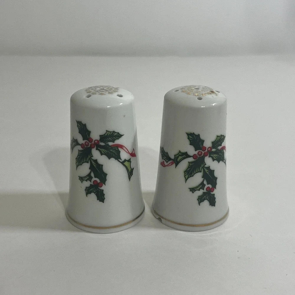 Vintage‎ Lefton Christmas Salt & Pepper Shaker Set Holly Berries Japan 03034